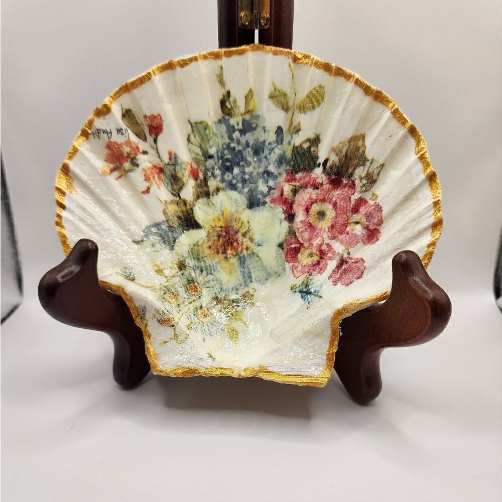 SCALLOPED FAN SHELL 